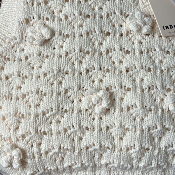 Women's Cream Sweater Vest - Picture 3 of 4